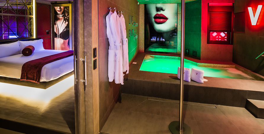 POOL & SPA SUITE