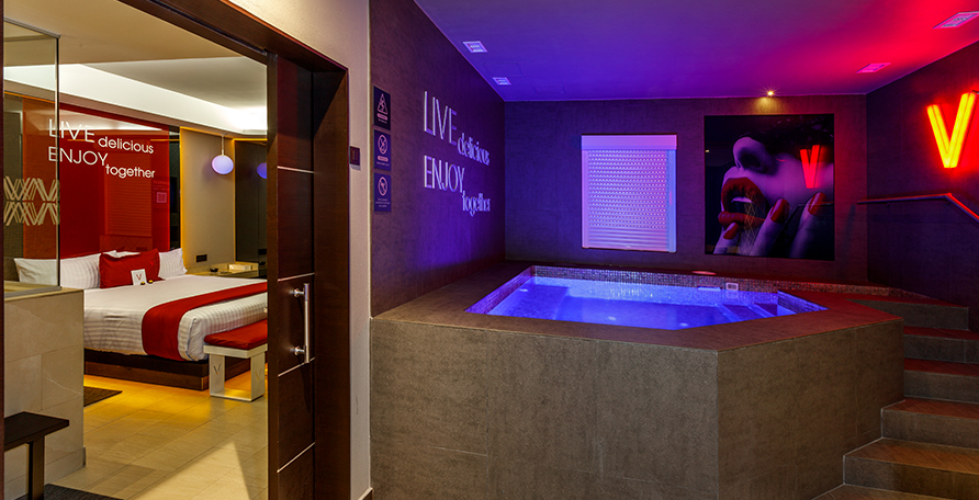 POOL & SPA SUITE